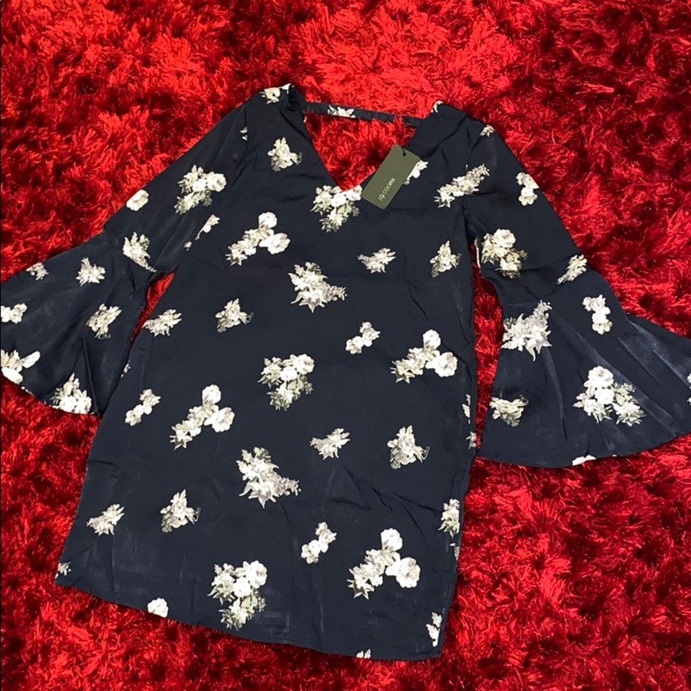 19 Cooper Bell Sleeve Shift Floral Dress